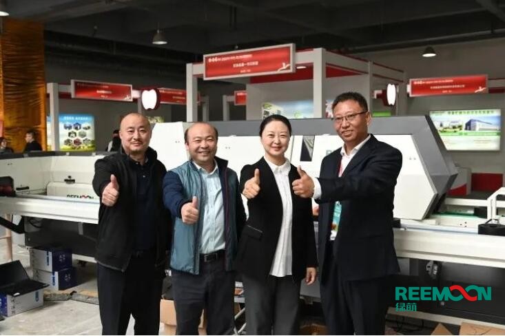 綠萌呵福式分選機全球首場發(fā)布會在洛川圓滿落幕 9月27日綠萌在第十三屆中國陜西（洛川）國際蘋果博覽會上正式對外發(fā)布新產(chǎn)品——呵福式分選設(shè)備，該設(shè)備是綠萌擁有自主知